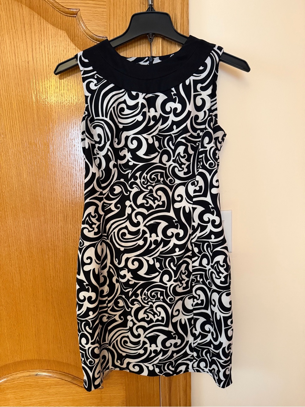 Dress Barn Black & White Printed Sleeveless Sheath Dress